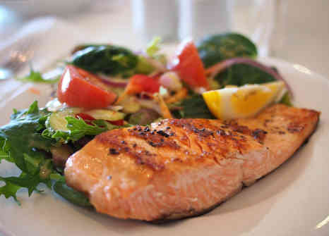 salmon al horno con ensalada y boniato