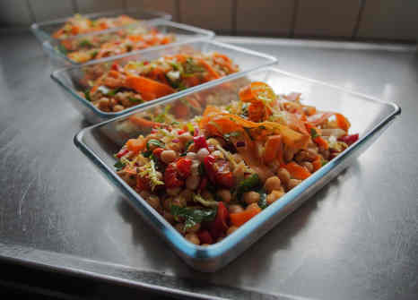 ensalada de garbanzos con escalivada y huevo duro